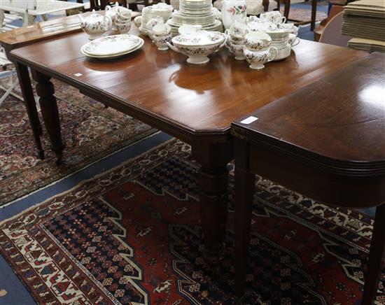 A mahogany extending dining table, L.150cm fully extended